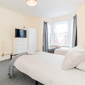 Shirley House 5, Guest House, Self Catering, Self Check In With Smart Locks, Use Of Fully Equipped Kitchen, Close To Centre, Ideal For Longer And Fawley Contractors Southampton